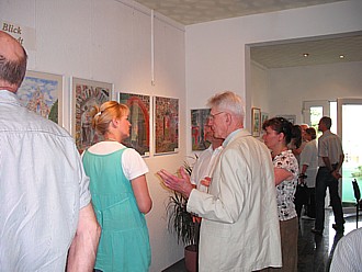 Dr. Hans Reinhold Gesprch mit Besuchern der Vernissage