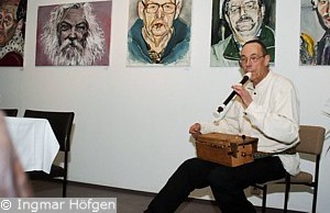 Herbert Brauer sorgt mit Drehleier und Gesang fr die musikalischen Umrahmung der Ausstellungserffnung