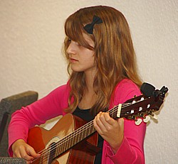 Milena Lebus mit ihrer Gitarre