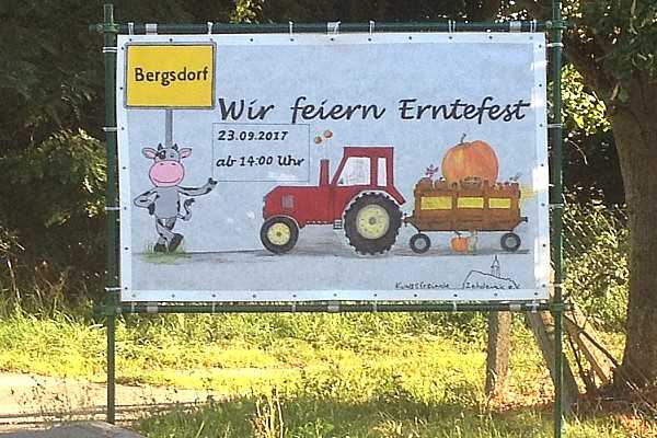 Erntefest-Banner mit rotem Traktor